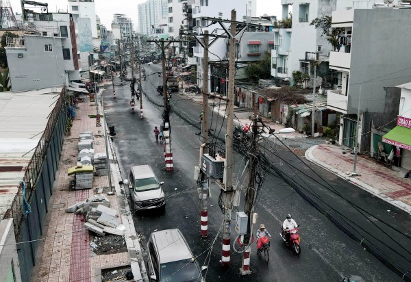 Dãy trụ điện nằm giữa đường Chu Văn An: Sở Xây dựng TP.HCM lên tiếng Dãy trụ điện nằm giữa đường Chu Văn An: Sở Xây dựng TP.HCM lên tiếng