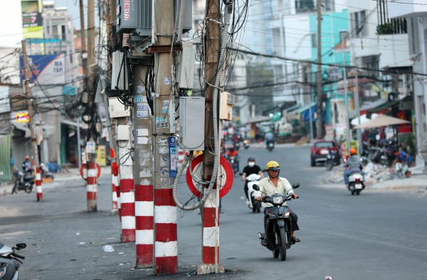 Dãy trụ điện nằm giữa đường Chu Văn An: Sở Xây dựng TP.HCM lên tiếng Dãy trụ điện nằm giữa đường Chu Văn An: Sở Xây dựng TP.HCM lên tiếng