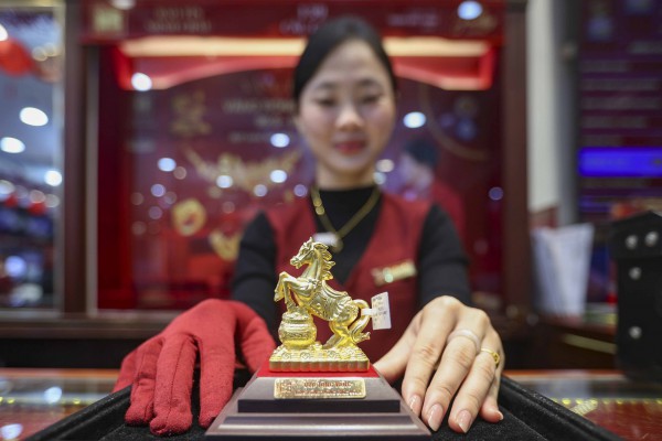 Dậy từ tờ mờ sáng 'săn' tượng ngựa bằng vàng trong ngày vía Thần tài Dậy từ tờ mờ sáng 'săn' tượng ngựa bằng vàng trong ngày vía Thần tài