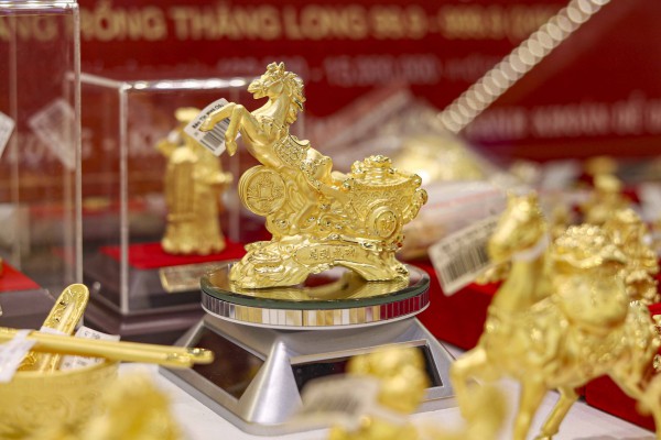 Dậy từ tờ mờ sáng 'săn' tượng ngựa bằng vàng trong ngày vía Thần tài Dậy từ tờ mờ sáng 'săn' tượng ngựa bằng vàng trong ngày vía Thần tài