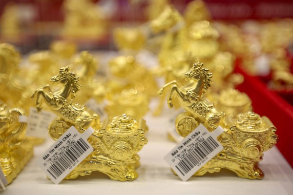 Dậy từ tờ mờ sáng 'săn' tượng ngựa bằng vàng trong ngày vía Thần tài Dậy từ tờ mờ sáng 'săn' tượng ngựa bằng vàng trong ngày vía Thần tài