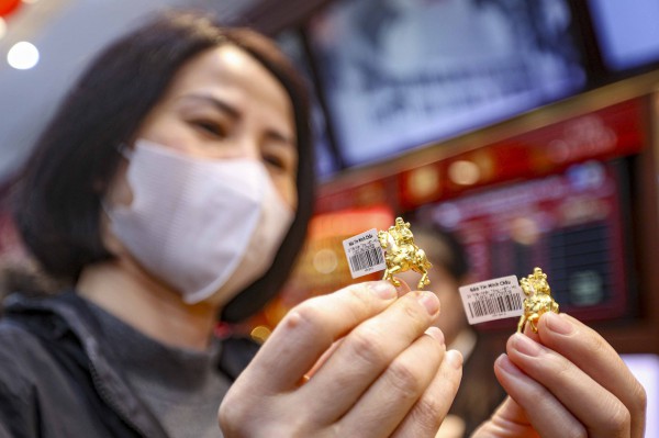 Dậy từ tờ mờ sáng 'săn' tượng ngựa bằng vàng trong ngày vía Thần tài Dậy từ tờ mờ sáng 'săn' tượng ngựa bằng vàng trong ngày vía Thần tài