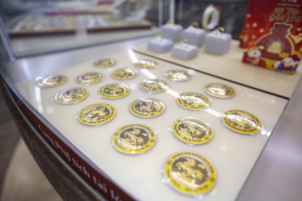 Dậy từ tờ mờ sáng 'săn' tượng ngựa bằng vàng trong ngày vía Thần tài Dậy từ tờ mờ sáng 'săn' tượng ngựa bằng vàng trong ngày vía Thần tài