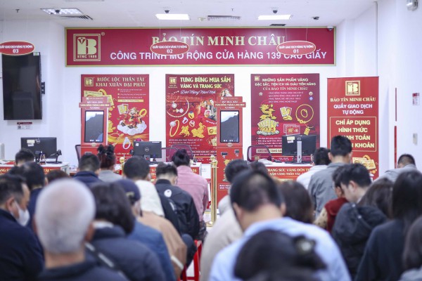 Dậy từ tờ mờ sáng 'săn' tượng ngựa bằng vàng trong ngày vía Thần tài Dậy từ tờ mờ sáng 'săn' tượng ngựa bằng vàng trong ngày vía Thần tài