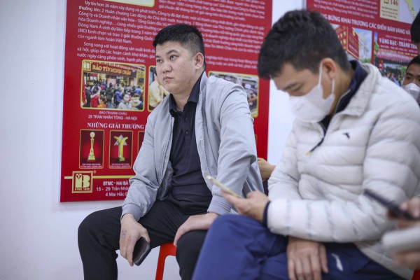 Dậy từ tờ mờ sáng 'săn' tượng ngựa bằng vàng trong ngày vía Thần tài Dậy từ tờ mờ sáng 'săn' tượng ngựa bằng vàng trong ngày vía Thần tài