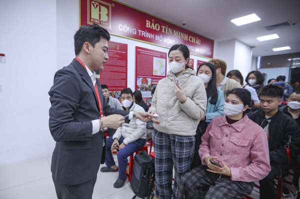 Dậy từ tờ mờ sáng 'săn' tượng ngựa bằng vàng trong ngày vía Thần tài Dậy từ tờ mờ sáng 'săn' tượng ngựa bằng vàng trong ngày vía Thần tài