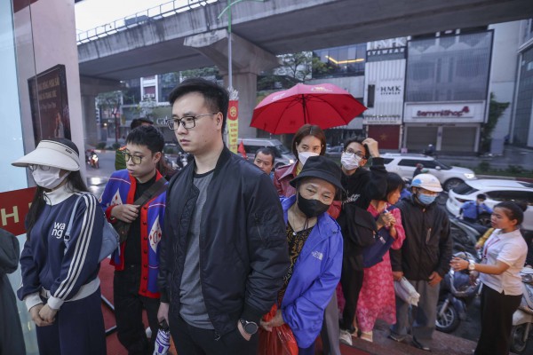 Dậy từ tờ mờ sáng 'săn' tượng ngựa bằng vàng trong ngày vía Thần tài Dậy từ tờ mờ sáng 'săn' tượng ngựa bằng vàng trong ngày vía Thần tài