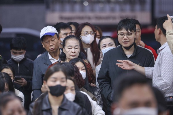 Dậy từ tờ mờ sáng 'săn' tượng ngựa bằng vàng trong ngày vía Thần tài Dậy từ tờ mờ sáng 'săn' tượng ngựa bằng vàng trong ngày vía Thần tài