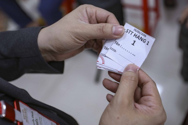 Dậy từ tờ mờ sáng 'săn' tượng ngựa bằng vàng trong ngày vía Thần tài Dậy từ tờ mờ sáng 'săn' tượng ngựa bằng vàng trong ngày vía Thần tài