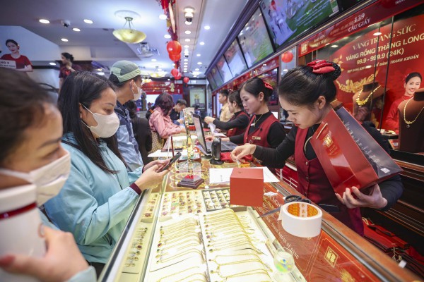 Dậy từ tờ mờ sáng 'săn' tượng ngựa bằng vàng trong ngày vía Thần tài Dậy từ tờ mờ sáng 'săn' tượng ngựa bằng vàng trong ngày vía Thần tài