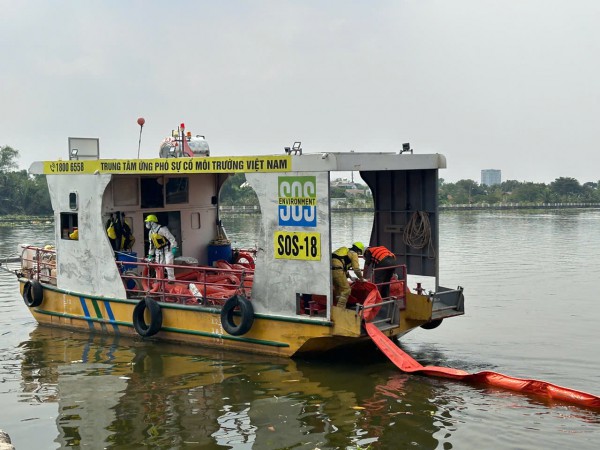 Diễn tập ứng phó sự cố tràn dầu trên sông Sài Gòn
