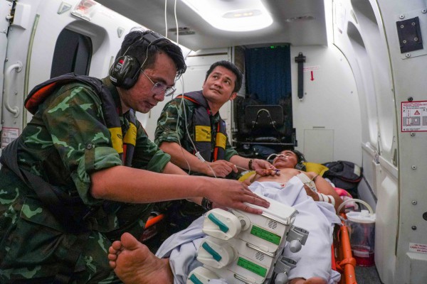 Dịp lễ, trực thăng bay xuyên đêm ra Trường Sa cấp cứu 2 bệnh nhân nặng
