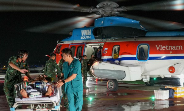 Dịp lễ, trực thăng bay xuyên đêm ra Trường Sa cấp cứu 2 bệnh nhân nặng