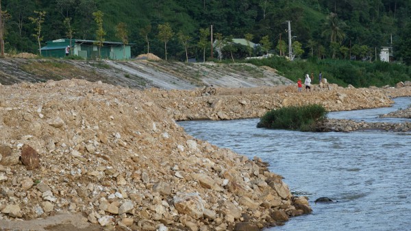 Doanh nghiệp lấp sông Pô Kô để bảo vệ dự án bờ kè?