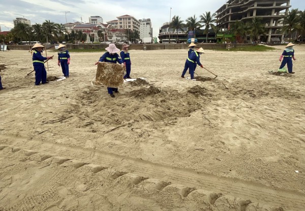 Dọn dẹp hàng chục tấn rác, trả lại bãi biển Đà Nẵng sau bão số 4