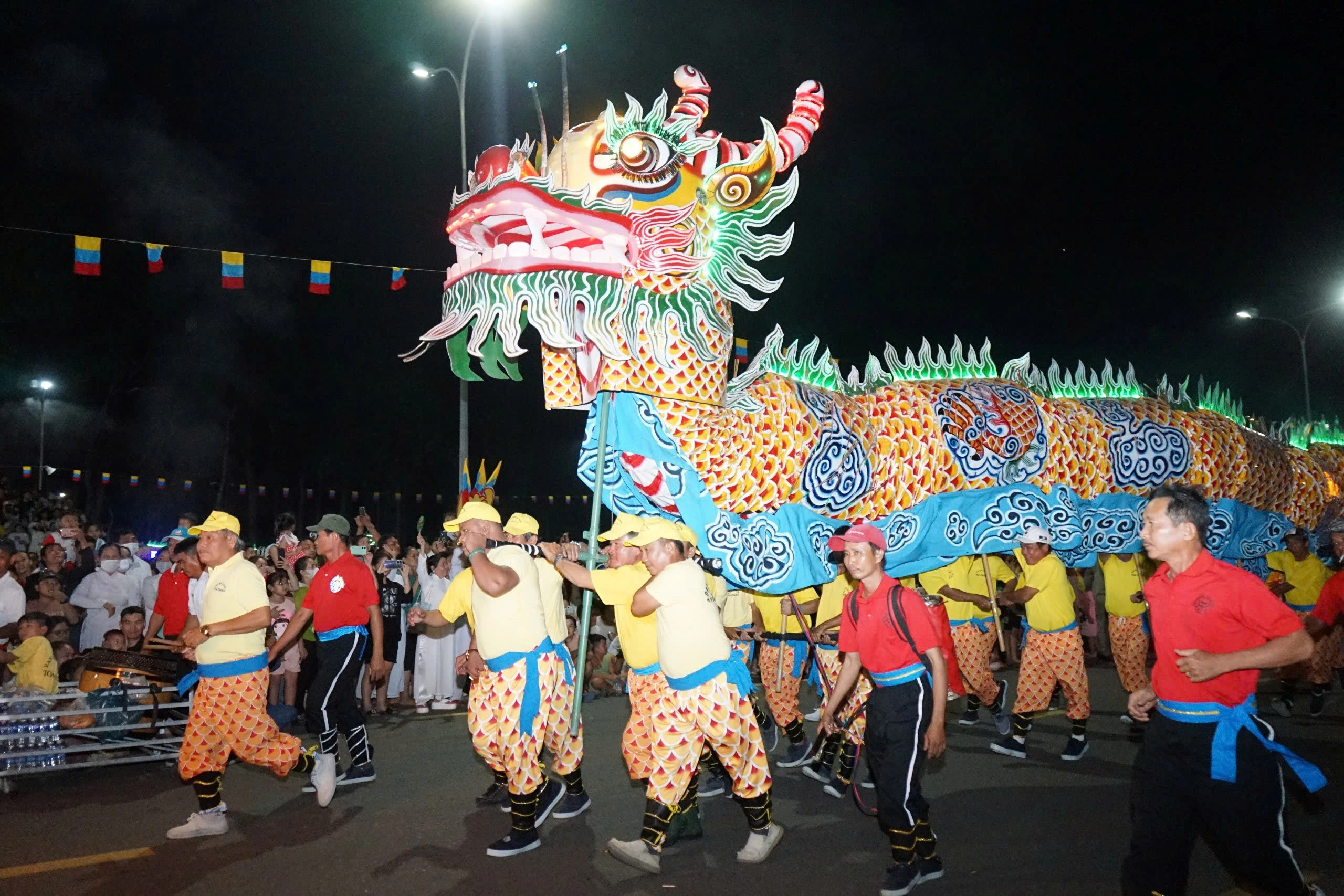 Dòng người tập trung về Tây Ninh dự lễ 100 năm thành lập đạo Cao Đài