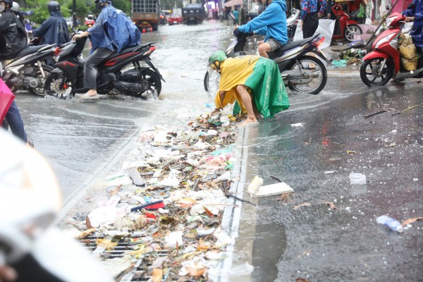 Dự án chống ngập 23 tỉ đồng ở TP.Biên Hòa 'thất thủ' vì rác