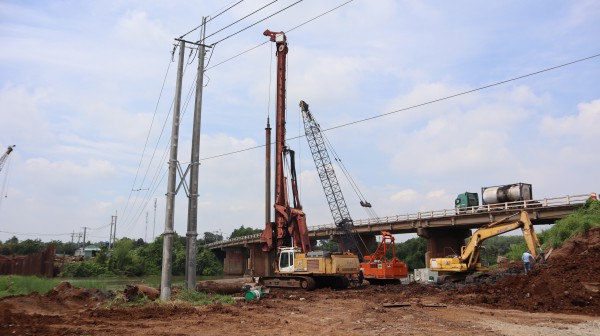 Dự án mở rộng quốc lộ 14 lo nghẽn tiến độ vì... vướng điện lưới Dự án mở rộng quốc lộ 14 lo nghẽn tiến độ vì... vướng điện lưới