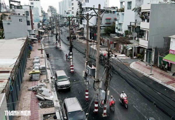 Dự án tuyến Chu Văn An sắp 'về đích', nhiều cột điện vẫn án ngữ giữa đường Dự án tuyến Chu Văn An sắp 'về đích', nhiều cột điện vẫn án ngữ giữa đường