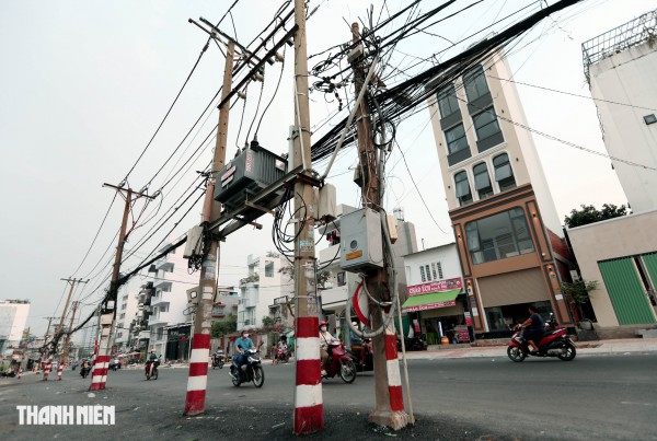 Dự án tuyến Chu Văn An sắp 'về đích', nhiều cột điện vẫn án ngữ giữa đường Dự án tuyến Chu Văn An sắp 'về đích', nhiều cột điện vẫn án ngữ giữa đường