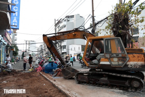 Dự án tuyến Chu Văn An sắp 'về đích', nhiều cột điện vẫn án ngữ giữa đường Dự án tuyến Chu Văn An sắp 'về đích', nhiều cột điện vẫn án ngữ giữa đường