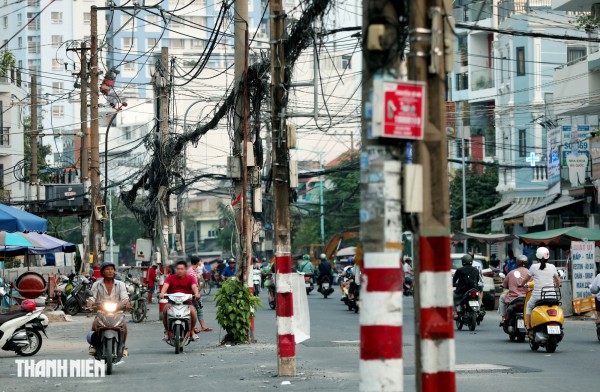 Dự án tuyến Chu Văn An sắp 'về đích', nhiều cột điện vẫn án ngữ giữa đường Dự án tuyến Chu Văn An sắp 'về đích', nhiều cột điện vẫn án ngữ giữa đường