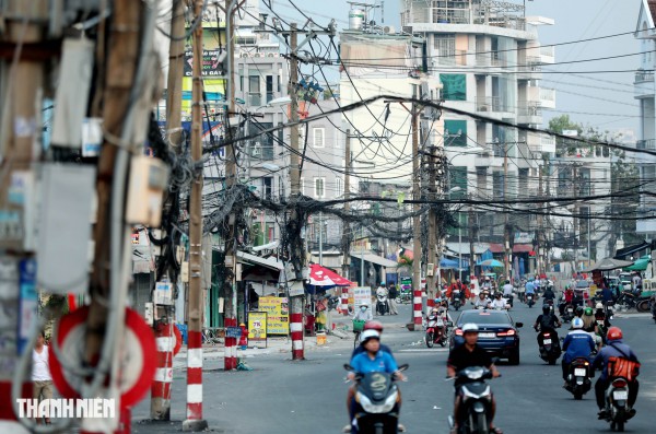 Dự án tuyến Chu Văn An sắp 'về đích', nhiều cột điện vẫn án ngữ giữa đường Dự án tuyến Chu Văn An sắp 'về đích', nhiều cột điện vẫn án ngữ giữa đường