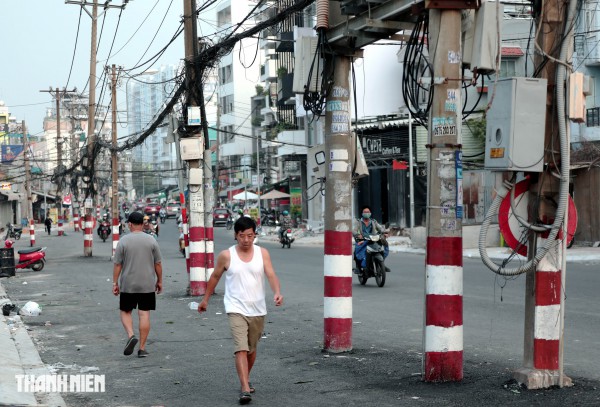 Dự án tuyến Chu Văn An sắp 'về đích', nhiều cột điện vẫn án ngữ giữa đường Dự án tuyến Chu Văn An sắp 'về đích', nhiều cột điện vẫn án ngữ giữa đường