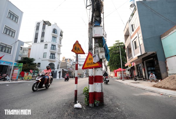 Dự án tuyến Chu Văn An sắp 'về đích', nhiều cột điện vẫn án ngữ giữa đường Dự án tuyến Chu Văn An sắp 'về đích', nhiều cột điện vẫn án ngữ giữa đường