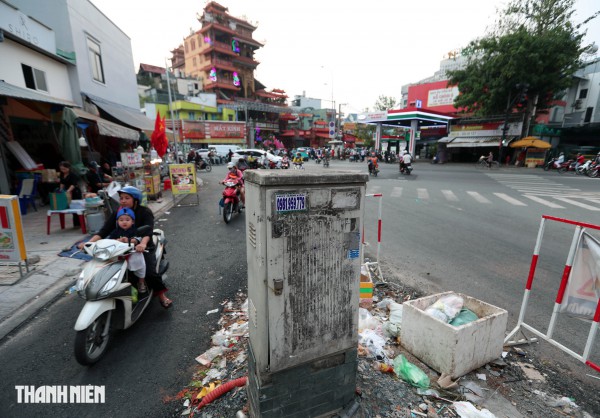 Dự án tuyến Chu Văn An sắp 'về đích', nhiều cột điện vẫn án ngữ giữa đường Dự án tuyến Chu Văn An sắp 'về đích', nhiều cột điện vẫn án ngữ giữa đường