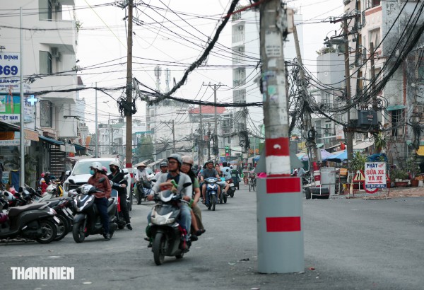 Dự án tuyến Chu Văn An sắp 'về đích', nhiều cột điện vẫn án ngữ giữa đường Dự án tuyến Chu Văn An sắp 'về đích', nhiều cột điện vẫn án ngữ giữa đường