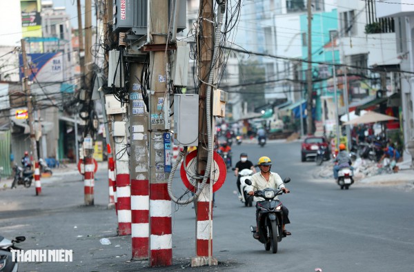 Dự án tuyến Chu Văn An sắp 'về đích', nhiều cột điện vẫn án ngữ giữa đường Dự án tuyến Chu Văn An sắp 'về đích', nhiều cột điện vẫn án ngữ giữa đường