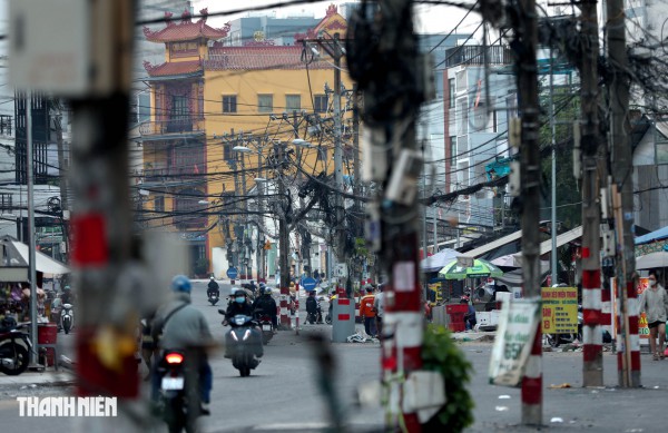Dự án tuyến Chu Văn An sắp 'về đích', nhiều cột điện vẫn án ngữ giữa đường Dự án tuyến Chu Văn An sắp 'về đích', nhiều cột điện vẫn án ngữ giữa đường