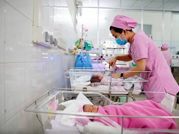 Dự báo dân số Việt Nam giảm mạnh: Người trẻ nói 'phải lo được cho con mới dám sinh'