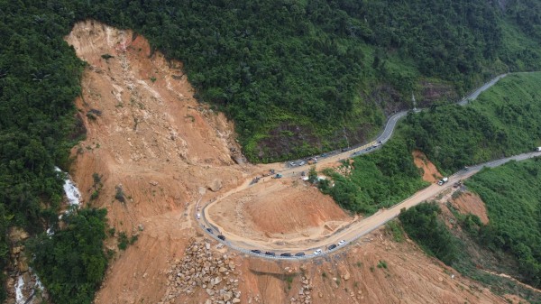 Dù có thông tuyến, cũng chưa nên cho qua lại đèo Khánh Lê Dù có thông tuyến, cũng chưa nên cho qua lại đèo Khánh Lê