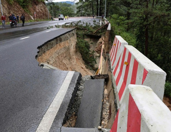 Dù có thông tuyến, cũng chưa nên cho qua lại đèo Khánh Lê Dù có thông tuyến, cũng chưa nên cho qua lại đèo Khánh Lê
