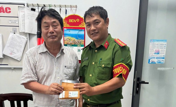 Du khách Hàn Quốc cảm ơn công an giúp tìm lại tài sản ở Gia Lai Du khách Hàn Quốc cảm ơn công an giúp tìm lại tài sản ở Gia Lai