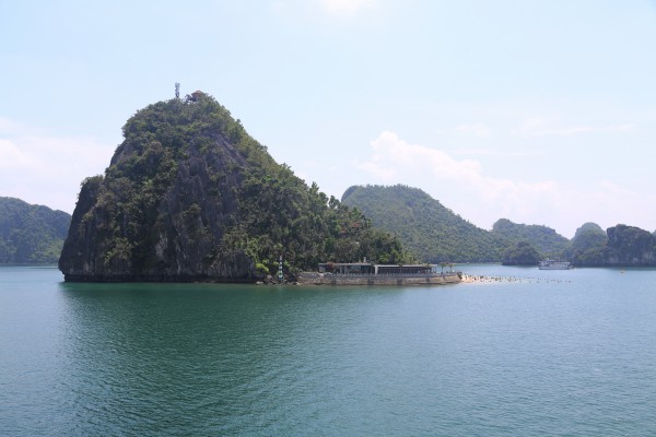 Du khách Đài Loan đột tử khi đang ăn trên tàu du lịch Hạ Long Du khách Đài Loan đột tử khi đang ăn trên tàu du lịch Hạ Long