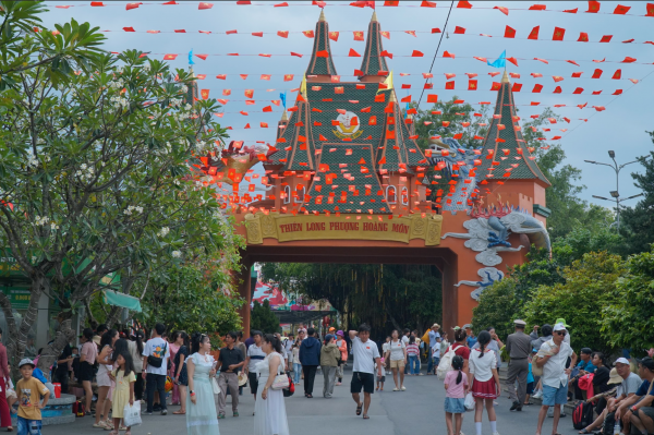 Du lịch TP.HCM thu 'khủng' dịp lễ Quốc khánh 2.9 nhờ có thêm biển Vũng Tàu, Hồ Tràm Du lịch TP.HCM thu 'khủng' dịp lễ Quốc khánh 2.9 nhờ có thêm biển Vũng Tàu, Hồ Tràm