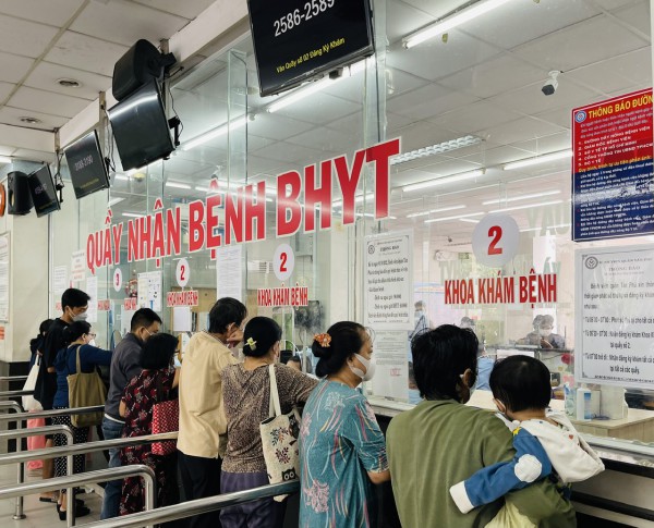 Dừng cấp thẻ bảo hiểm y tế giấy từ 1.6, người dân khám bệnh thế nào? Dừng cấp thẻ bảo hiểm y tế giấy từ 1.6, người dân khám bệnh thế nào?