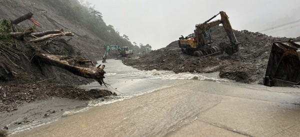 Dùng drone tiếp tế nhu yếu phẩm cho tài xế mắc kẹt trên đèo Lò Xo Dùng drone tiếp tế nhu yếu phẩm cho tài xế mắc kẹt trên đèo Lò Xo