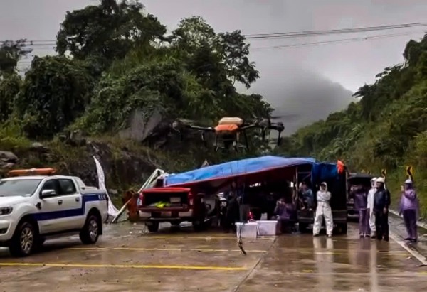 Dùng drone tiếp tế nhu yếu phẩm cho tài xế mắc kẹt trên đèo Lò Xo Dùng drone tiếp tế nhu yếu phẩm cho tài xế mắc kẹt trên đèo Lò Xo