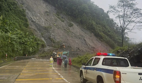 Dùng drone tiếp tế nhu yếu phẩm cho tài xế mắc kẹt trên đèo Lò Xo Dùng drone tiếp tế nhu yếu phẩm cho tài xế mắc kẹt trên đèo Lò Xo