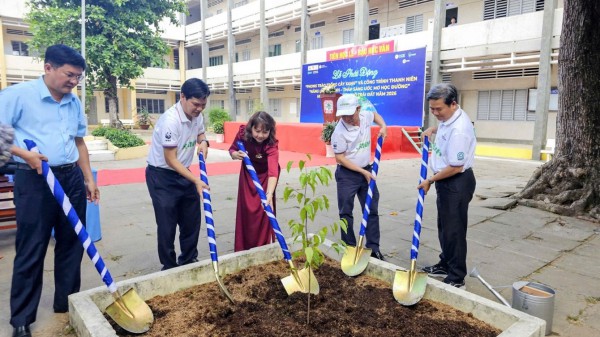 EVNSPC với nhiều hoạt động ý nghĩa hưởng ứng Giờ trái đất 2026