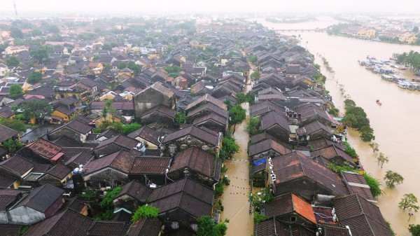 [FLYCAM] Hơn 66.800 ngôi nhà ở Đà Nẵng chìm trong biển nước