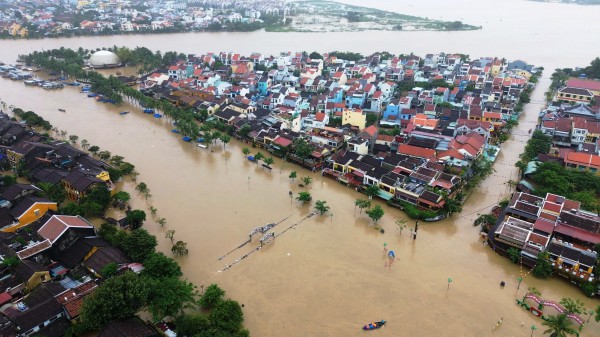 [FLYCAM] Hơn 66.800 ngôi nhà ở Đà Nẵng chìm trong biển nước