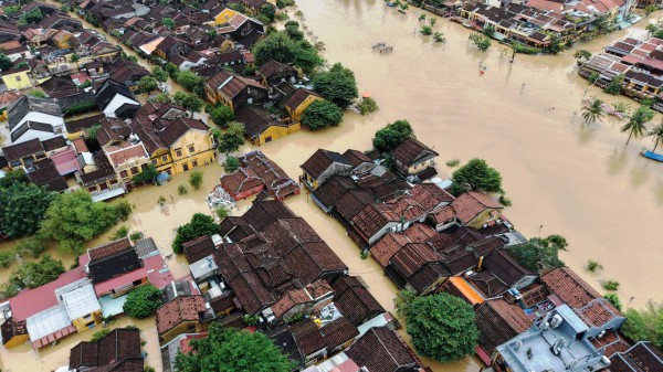 [FLYCAM] Hơn 66.800 ngôi nhà ở Đà Nẵng chìm trong biển nước