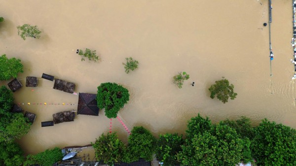 [FLYCAM] Hơn 66.800 ngôi nhà ở Đà Nẵng chìm trong biển nước