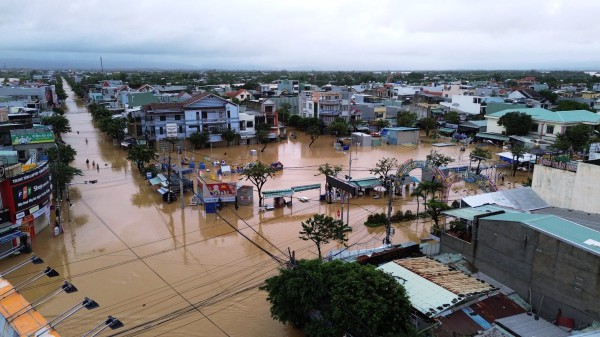 [FLYCAM] Hơn 66.800 ngôi nhà ở Đà Nẵng chìm trong biển nước