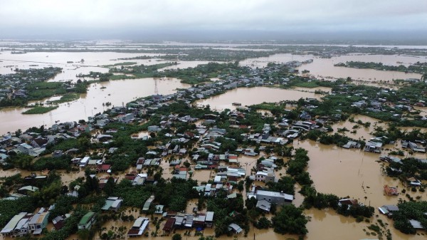 [FLYCAM] Hơn 66.800 ngôi nhà ở Đà Nẵng chìm trong biển nước